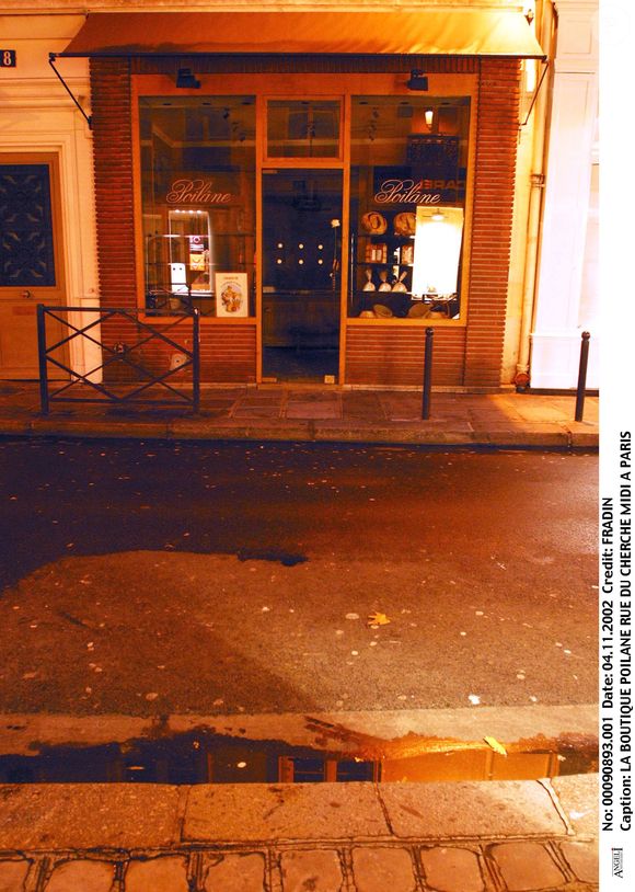 Ce site, fermé plus d’un mois, alimentait plusieurs boutiques parisiennes, des restaurants et des enseignes de distribution, affectant lourdement l’activité. 

La boutique Poilâne, rue du Cherche-Midi à Paris.
Serre. Agence / Bestimage
