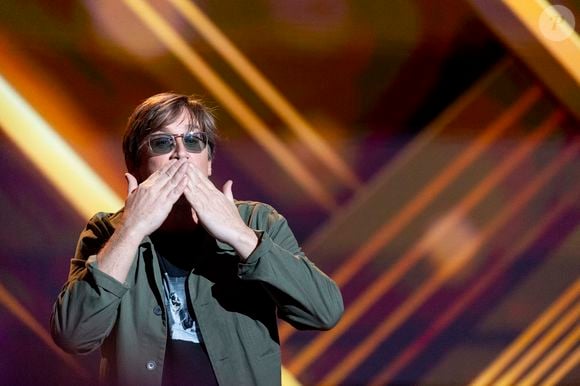 En Corse, le chanteur vit à proximité de son père, mais dans une maison bien à lui, entouré de ses chats car il a besoin d'avoir son espace et son rythme, comme il l'a confié à "Nice-Matin". 


Exclusif - Thomas Dutronc - Enregistrement de l'émission "La fête de la chanson française" à Paris, présentée par L.Thilleman et A.Manoukian, et diffusée le 20 décembre sur France 3
© Pierre Perusseau / Bestimage