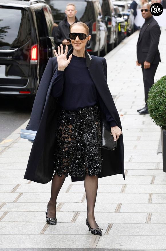 Céline Dion salue ses à la sortie de l’hôtel Royal Monceau à Paris, avant de rejoindre La Plenitude Arena de Paris La Défense pour poursuivre sa série de concerts, le 7 octobre 2026. © Christophe Aubert / Bestimage