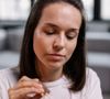 L'inversion de l'ordre d'application avec d'autres produits de maquillage optimise également l'éclat du visage.