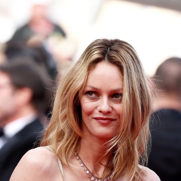 Vanessa Paradis - Montée des marches du film "La fille inconnue" lors du 69ème Festival International du Film de Cannes. Le 18 mai 2016. © Borde-Jacovides-Moreau/Bestimage