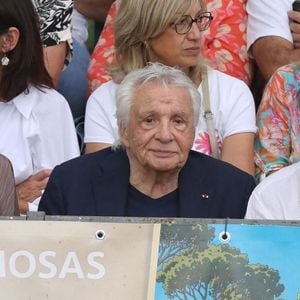 Semi-exclusif - Michel Sardou et sa femme Anne-Marie Périer, Romain Sardou - Michel Sardou rend hommage à son père en famille lors du premier trophée de pétanque "Fernand Sardou" à Bormes-les-Mimosas le 29 mai 2026. Le célèbre chanteur est venu en famille avec sa femme, son fils Romain avec son fils de deux ans et demi et de sa compagne enceinte de son deuxième enfant.
La première édition du Trophée Fernand Sardou est organisée du 29 au 31 mai au coeur du village de Bormes les Mimosas. Une initiative portée par Michel et son fils Romain, pour rendre hommage à leur illustre parent Fernand Sardou au travers d'un tournoi de pétanque.
En lien avec la municipalité et l'Amicale Bouliste Borméenne (ABB), un premier Trophée Fernand Sardou sera organisé avec deux grands temps forts : Le vendredi, dès 18h, un tournoi d'exhibition sera proposé et verra s'affronter 16 triplettes. Puis un concours fédéral à pétanque sera organisé le weekend et ouvert à tous les amateurs. 128 équipes seront réparties sur les sites les plus emblématiques du village, à savoir au boulodrome de la place Saint-François, mais aussi au parc Cigalou, sur le site du château et à l'ancien stade. © Franz Chavaroche/Bestimage
