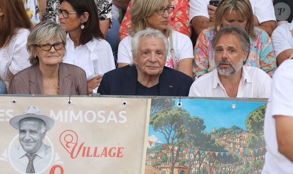 Semi-exclusif - Michel Sardou et sa femme Anne-Marie Périer, Romain Sardou - Michel Sardou rend hommage à son père en famille lors du premier trophée de pétanque "Fernand Sardou" à Bormes-les-Mimosas le 29 mai 2026. Le célèbre chanteur est venu en famille avec sa femme, son fils Romain avec son fils de deux ans et demi et de sa compagne enceinte de son deuxième enfant.
La première édition du Trophée Fernand Sardou est organisée du 29 au 31 mai au coeur du village de Bormes les Mimosas. Une initiative portée par Michel et son fils Romain, pour rendre hommage à leur illustre parent Fernand Sardou au travers d'un tournoi de pétanque.
En lien avec la municipalité et l'Amicale Bouliste Borméenne (ABB), un premier Trophée Fernand Sardou sera organisé avec deux grands temps forts : Le vendredi, dès 18h, un tournoi d'exhibition sera proposé et verra s'affronter 16 triplettes. Puis un concours fédéral à pétanque sera organisé le weekend et ouvert à tous les amateurs. 128 équipes seront réparties sur les sites les plus emblématiques du village, à savoir au boulodrome de la place Saint-François, mais aussi au parc Cigalou, sur le site du château et à l'ancien stade. © Franz Chavaroche/Bestimage