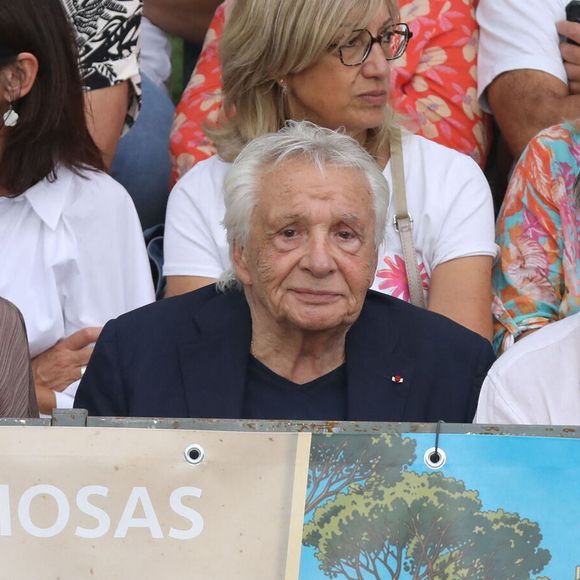 Semi-exclusif - Michel Sardou et sa femme Anne-Marie Périer, Romain Sardou - Michel Sardou rend hommage à son père en famille lors du premier trophée de pétanque "Fernand Sardou" à Bormes-les-Mimosas le 29 mai 2026. Le célèbre chanteur est venu en famille avec sa femme, son fils Romain avec son fils de deux ans et demi et de sa compagne enceinte de son deuxième enfant.
La première édition du Trophée Fernand Sardou est organisée du 29 au 31 mai au coeur du village de Bormes les Mimosas. Une initiative portée par Michel et son fils Romain, pour rendre hommage à leur illustre parent Fernand Sardou au travers d'un tournoi de pétanque.
En lien avec la municipalité et l'Amicale Bouliste Borméenne (ABB), un premier Trophée Fernand Sardou sera organisé avec deux grands temps forts : Le vendredi, dès 18h, un tournoi d'exhibition sera proposé et verra s'affronter 16 triplettes. Puis un concours fédéral à pétanque sera organisé le weekend et ouvert à tous les amateurs. 128 équipes seront réparties sur les sites les plus emblématiques du village, à savoir au boulodrome de la place Saint-François, mais aussi au parc Cigalou, sur le site du château et à l'ancien stade. © Franz Chavaroche/Bestimage