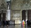 Le spectacle grandiose valait pourtant le coup d'oeil 
L'archevêque de Paris, Laurent Ulrich ouvre les portes de la cathédrale Notre-Dame de Paris. Il frappe la porte à l'aide de sa crosse, fabriquée à partir d'une poutre de la charpente ayant survécu à l'incendie - - Arrivées à la cérémonie de réouverture de la cathédrale Notre-Dame de Paris, le 7 décembre 2024. Joyau de l’art gothique, lieu de culte et de culture, symbole universel de la France et de son histoire, la cathédrale de Notre-Dame de Paris rouvre ses portes les 7 et 8 décembre, cinq ans après le terrible incendie qui l’avait ravagée le 15 avril 2019. 
© Agence / Bestimage