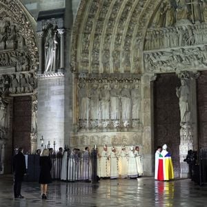 Le spectacle grandiose valait pourtant le coup d'oeil 
L'archevêque de Paris, Laurent Ulrich ouvre les portes de la cathédrale Notre-Dame de Paris. Il frappe la porte à l'aide de sa crosse, fabriquée à partir d'une poutre de la charpente ayant survécu à l'incendie - - Arrivées à la cérémonie de réouverture de la cathédrale Notre-Dame de Paris, le 7 décembre 2024. Joyau de l’art gothique, lieu de culte et de culture, symbole universel de la France et de son histoire, la cathédrale de Notre-Dame de Paris rouvre ses portes les 7 et 8 décembre, cinq ans après le terrible incendie qui l’avait ravagée le 15 avril 2019. 
© Agence / Bestimage