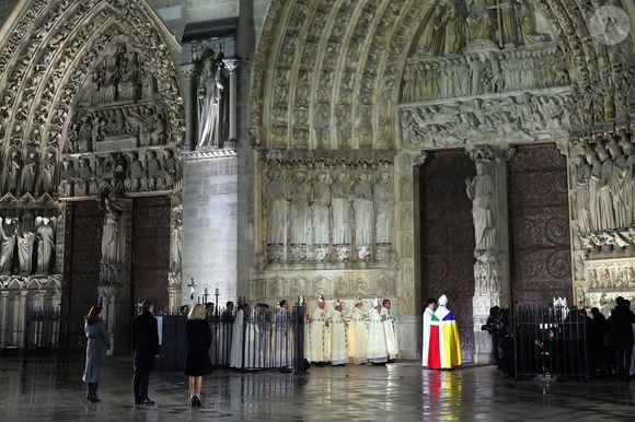 Le spectacle grandiose valait pourtant le coup d'oeil 
L'archevêque de Paris, Laurent Ulrich ouvre les portes de la cathédrale Notre-Dame de Paris. Il frappe la porte à l'aide de sa crosse, fabriquée à partir d'une poutre de la charpente ayant survécu à l'incendie - - Arrivées à la cérémonie de réouverture de la cathédrale Notre-Dame de Paris, le 7 décembre 2024. Joyau de l’art gothique, lieu de culte et de culture, symbole universel de la France et de son histoire, la cathédrale de Notre-Dame de Paris rouvre ses portes les 7 et 8 décembre, cinq ans après le terrible incendie qui l’avait ravagée le 15 avril 2019. 
© Agence / Bestimage