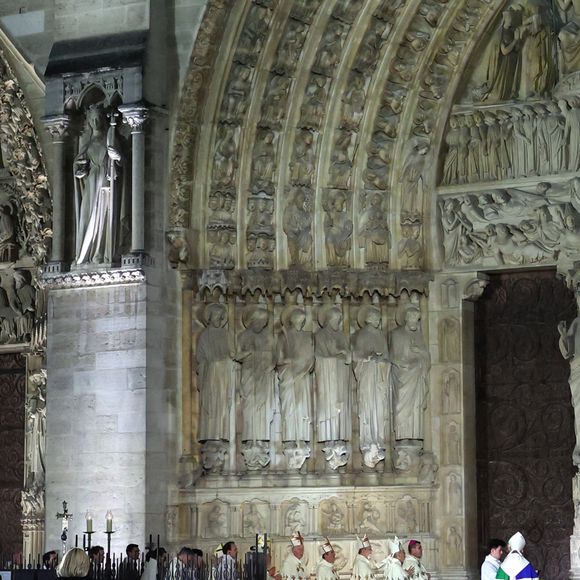 Le spectacle grandiose valait pourtant le coup d'oeil 
L'archevêque de Paris, Laurent Ulrich ouvre les portes de la cathédrale Notre-Dame de Paris. Il frappe la porte à l'aide de sa crosse, fabriquée à partir d'une poutre de la charpente ayant survécu à l'incendie - - Arrivées à la cérémonie de réouverture de la cathédrale Notre-Dame de Paris, le 7 décembre 2024. Joyau de l’art gothique, lieu de culte et de culture, symbole universel de la France et de son histoire, la cathédrale de Notre-Dame de Paris rouvre ses portes les 7 et 8 décembre, cinq ans après le terrible incendie qui l’avait ravagée le 15 avril 2019. 
© Agence / Bestimage