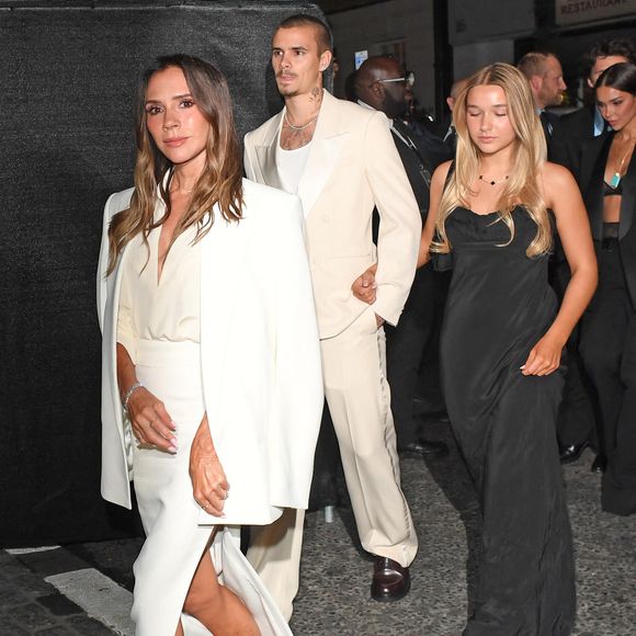 Victoria Beckham, Romeo Beckham, Harper Beckham au LouLou's Private Members Club du No.5 Hertford Street après avoir fait la fête à Londres pour célébrer la projection de Victoria sur Netflix, le 9 octobre 2025, à Londres, Royaume-Uni. Photo par Splash News/ABACAPRESS.COM