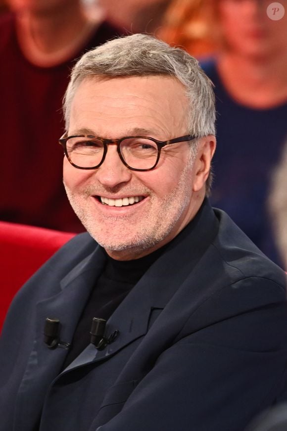 Très soudé avec son équipe, il n'hésite pas à balancer quelques anecdotes sur les sociétaires pour faire rire les auditeurs.
Laurent Ruquier - Enregistrement de l'émission "Vivement Dimanche" au Studio Gabriel à Paris, France, le 1er octobre 2024, présentée par M.Drucker et diffusée le 3 novembre sur France 3. © Guillaume Gaffiot/Bestimage