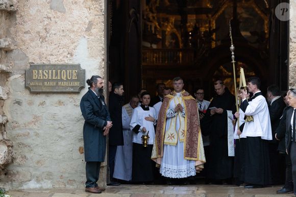 Le cercueil blanc d'Emile arrivant à la basilique Sainte-Marie-Madeleine de Saint-Maximin-la-Sainte-Baume le 8 février 2025. Il a ensuite été porté par ses parents Marie et Colomban Soleil, son parrain et sa marraine. Photo par Shootpix/ABACAPRESS.COM