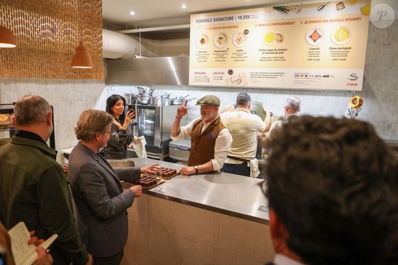 Le chef Philippe Etchebest - Le chef Philippe Etchebest ouvre son restaurant éphémère "Signature" du 9 au 30 octobre au 25 rue Sedaine à Paris dans le 11ème arrondissement le 8 octobre 2025. © Jean-Marc Lhomer/Bestimage