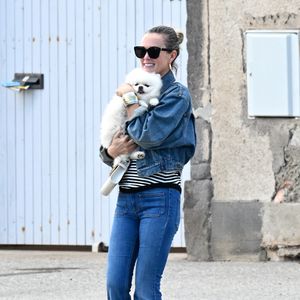 Exclusif - Prix spécial - No Web - Laeticia Hallyday -  Laeticia Hallyday sort d'un déjeuner en famille à Marseillan le 2 juillet 2024.
Laeticia Hallyday et ses filles Jade et Joy (qui résident depuis quelques jours dans la propriété familiale du Cap-d'Ail) ont déjeuné à Marseillan  avec Elyette Boudou "Mamie Rock" (qui fêtera ses 89 ans le 5 juillet prochain), accompagné de son père André Boudou et sa fille Alcéa (demi soeur de Laeticia). Toute la famille est allée déjeuner à la crêperie "La Maison de Camille" à Marseillan.

--- Pour infos voir vendeur ---