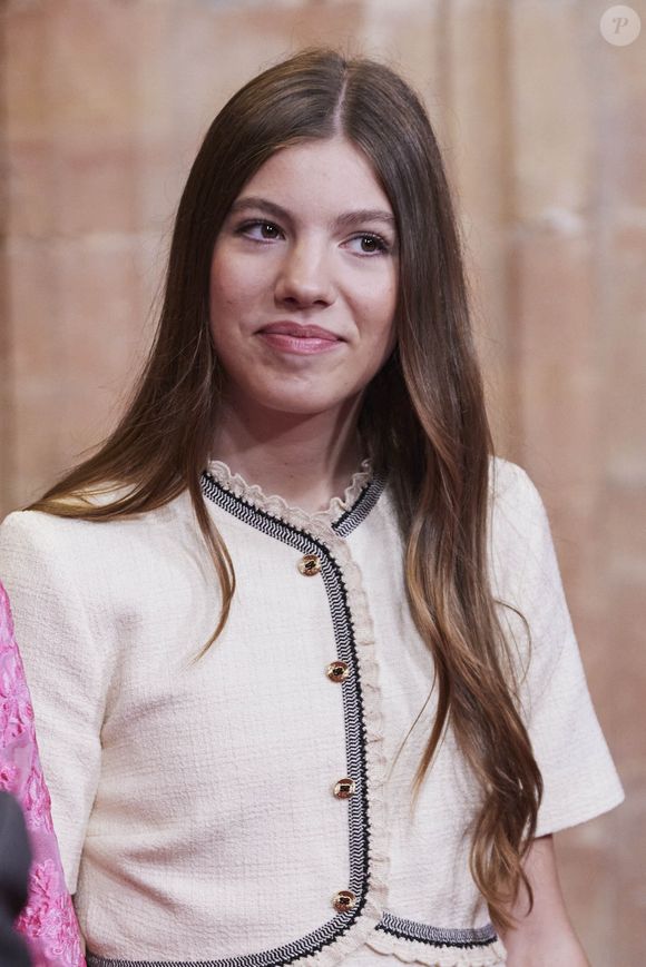 C'est au Forward College, un établissement privé lié à l’Université de Londres et à la London School of Economics que la fille du roi Felipe VI étudie.

.L'infante Sofia d'Espagne - La famille royale d'Espagne accueille les lauréats du prix Princesse des Asturies lors d'une réception à Oviedo, le 20 octobre 2023. © Lagencia / Bestimage