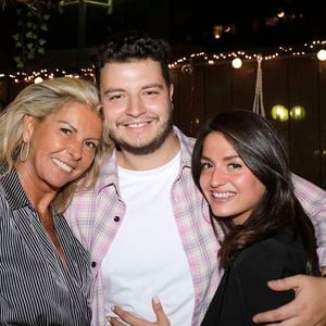 Loin des antiquités, le jeune homme trace sa propre voie sur les réseaux sociaux, dédiée à une nouvelle passion prometteuse : le bien-être et une alimentation saine. 

Exclusif - Caroline Margeridon, son fils Alexandre et sa fille Victoire - Anniversaire de Caroline Margeridon à Paris. Le 4 octobre 2021
© Cédric Perrin / Bestimage