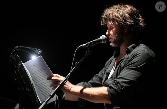 Exclusif - Bertrand Cantat (ex-membre du groupe "Noir Désir" et actuel membre du groupe "Détroit") fait une pause dans sa carrière musicale et se lance dans une tournée de lecture de textes poétiques avec deux musiciens autour de lui. Son nouveau spectacle de lecture (Condor Live) est tiré du livre "Condor" de Caryl Ferey. C'est une oeuvre allégorique et hallucinée, d'un couple fuyant la mort dans le Chili d'après Pinochet. Cenon, le 22 septembre 2016.
© Patrick Bernard/ Bestimage