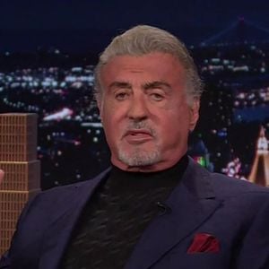 Toujours actif, il poursuit sa carrière avec la série Tulsa King et revient sur son parcours dans ses mémoires, The Steps. 

Los Angeles, États-Unis. Sylvester Stallone confie avoir tenté de donner des conseils de jeu d'acteur à sa fille Scarlet lors de son passage au *Tonight Show*. Backgrid UK/ Bestimage