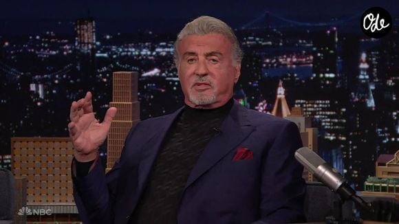 Toujours actif, il poursuit sa carrière avec la série Tulsa King et revient sur son parcours dans ses mémoires, The Steps. 

Los Angeles, États-Unis. Sylvester Stallone confie avoir tenté de donner des conseils de jeu d'acteur à sa fille Scarlet lors de son passage au *Tonight Show*. Backgrid UK/ Bestimage