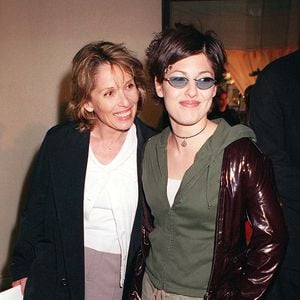 Invitée dans l'émission "Fraiches", Jennifer Ayache s'est confiée sur un moment très personnel de sa vie : celui où elle a annoncé à sa mère, Chantal Lauby, qu'elle était amoureuse d'une femme. 

Archives : Chantal Lauby et Jennifer Ayache à l'avant-première du film "Le Derrière" à Paris @BERTRAND RINDOFF PETROFF / BESTIMAGE