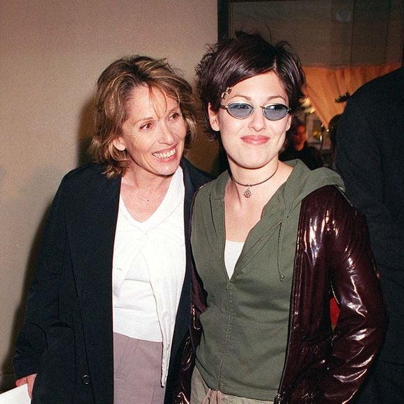 Invitée dans l'émission "Fraiches", Jennifer Ayache s'est confiée sur un moment très personnel de sa vie : celui où elle a annoncé à sa mère, Chantal Lauby, qu'elle était amoureuse d'une femme. 

Archives : Chantal Lauby et Jennifer Ayache à l'avant-première du film "Le Derrière" à Paris @BERTRAND RINDOFF PETROFF / BESTIMAGE