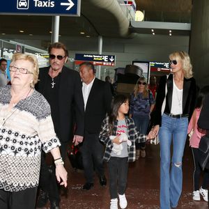 Johnny Hallyday avec sa femme Laeticia, ses enfants Jade et Joy ainsi que la Grand-mère de Laeticia Elyette Boudou arrivent à l'aéroport de Roissy en provenance de Los Angeles. Johnny rentre en France pour entamer sa tournée le 29 juin 2016 à Sedan. Roissy-en-France le 26 juin 2016. © Agence / Bestimage