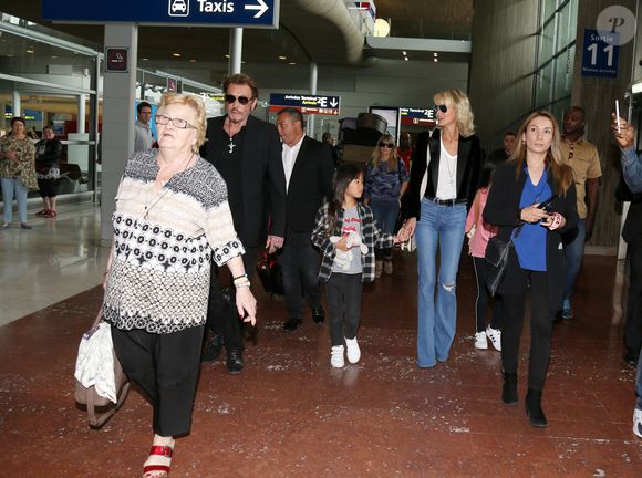 Johnny Hallyday avec sa femme Laeticia, ses enfants Jade et Joy ainsi que la Grand-mère de Laeticia Elyette Boudou arrivent à l'aéroport de Roissy en provenance de Los Angeles. Johnny rentre en France pour entamer sa tournée le 29 juin 2016 à Sedan. Roissy-en-France le 26 juin 2016. © Agence / Bestimage