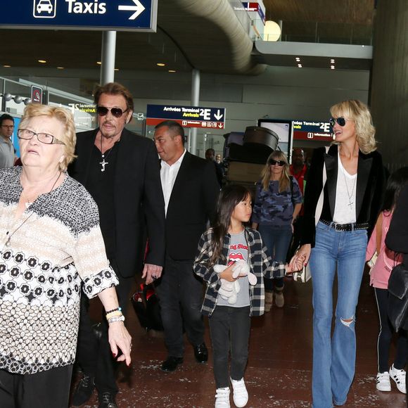 Johnny Hallyday avec sa femme Laeticia, ses enfants Jade et Joy ainsi que la Grand-mère de Laeticia Elyette Boudou arrivent à l'aéroport de Roissy en provenance de Los Angeles. Johnny rentre en France pour entamer sa tournée le 29 juin 2016 à Sedan. Roissy-en-France le 26 juin 2016. © Agence / Bestimage