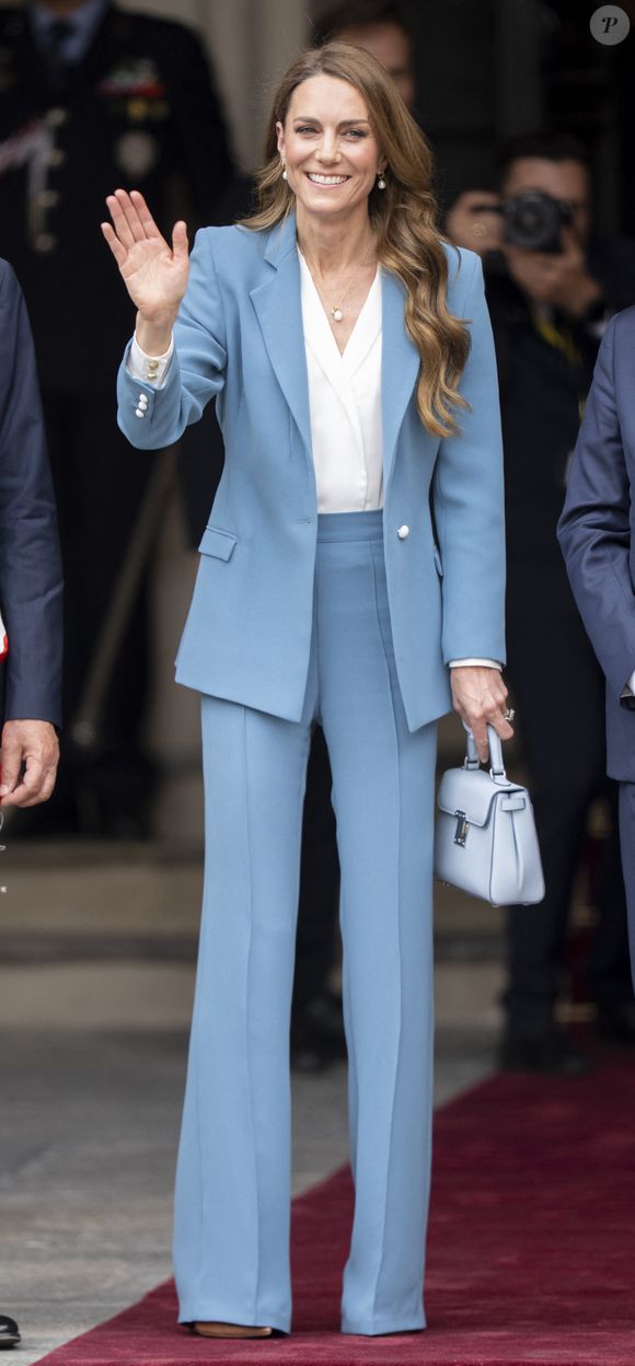 Son Altesse Royale, Catherine, Princesse de Galles (Catherine (Kate) Middleton, princesse de Galles), visite de 2 jours en Italie. À son arrivée à la mairie de Reggio Emilia, elle est accueillie par le maire de la ville, Marco Massari, le 13 mai 2026. © GoffPhotos/Bestimage