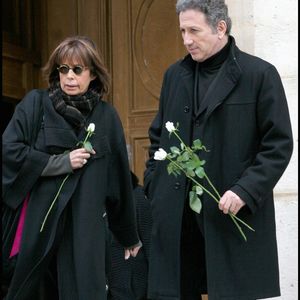 Michel Drucker et Françoise Coquet lors des obsèques du chanteur Pierre Bachelet en l'église St Roch, le 21 février 2005. © Guillaume Gaffiot/Bestimage