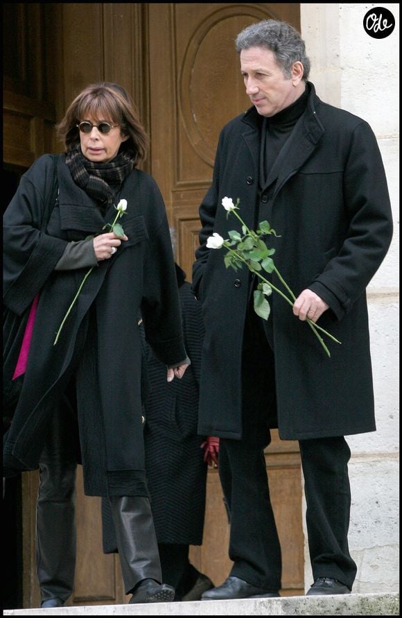 Michel Drucker et Françoise Coquet lors des obsèques du chanteur Pierre Bachelet en l'église St Roch, le 21 février 2005. © Guillaume Gaffiot/Bestimage