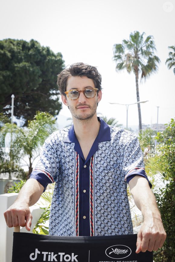 Exclusif - Pierre Niney pose en marge de sa venue à la Terrasse TikTok lors du 76ème Festival International du Film de Cannes, France, le 22 mai 2023. © Jack Tribeca/Bestimage