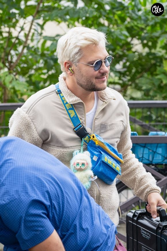 Jeff Panacloc, un Labubu accroché à sa banane Ikea, arrive à l'enregistrement de l'émission Vivement dimanche à Paris, le 2 septembre 2025, diffusée le 7 septembre 2025 sur France 3. © Jonathan Jacob / Bestimage