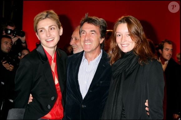 François Cluzet, Julie Gayet et Audrey Marnay - Inauguration de l'Espace C 42, vitrine internationale de la marque Citroën, sur les Champs-Elysées.
BELLAK-BORDE / BESTIMAGE