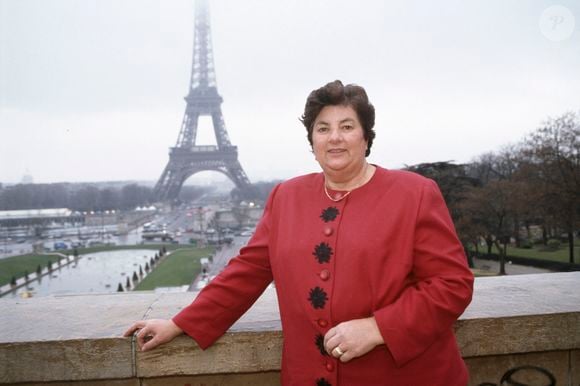 Maïté (Marie-Thérèse Ordonez) pose avec la Tour Eiffel à Paris le 2 décembre 1993. © Michel Croizard / Bestimage
