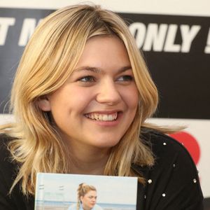 Exclusif - Leila en compagnie de son amie Nelly, a gagné un concours NRJ afin de pouvoir rencontrer chez elle, la chanteuse Anne Peichert, dite Louane - Louane lui a présenté son dernier album " Joie de vivre " , jouer un morceau au piano pour le plus grand bonheur de Leila et Nelly. Nice. Le 21 octobre 2020.
