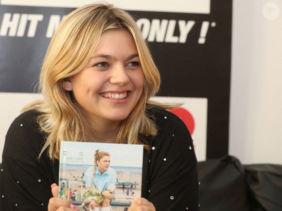 Exclusif - Leila en compagnie de son amie Nelly, a gagné un concours NRJ afin de pouvoir rencontrer chez elle, la chanteuse Anne Peichert, dite Louane - Louane lui a présenté son dernier album " Joie de vivre " , jouer un morceau au piano pour le plus grand bonheur de Leila et Nelly. Nice. Le 21 octobre 2020.