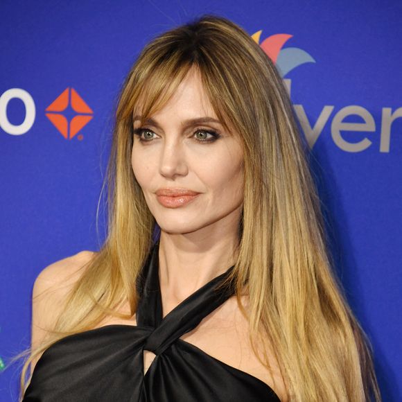Loin d'y bâtir une résidence secondaire de luxe, elle y a fondé une organisation humanitaire et écologique.

Angelina Jolie à la 36e edition du Festival du Film de Palm Springs, le 3 Janvier 2025.

© Bestimage