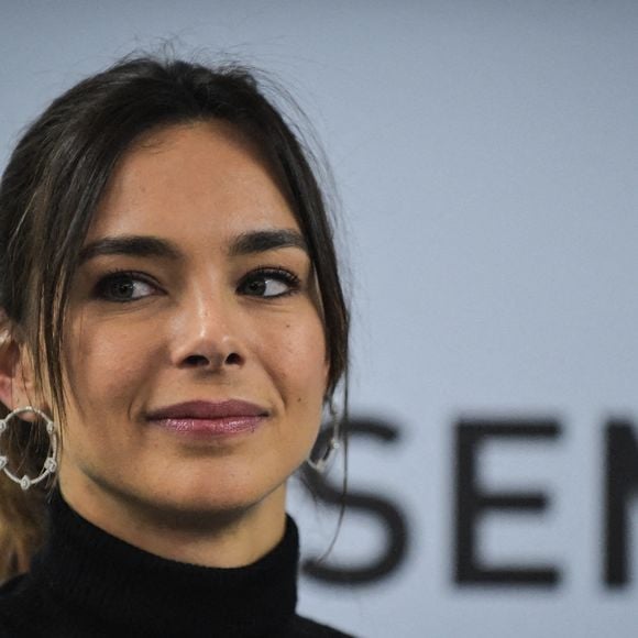 "Vous vous mettez une pression de dingue dans votre activité professionnelle ? Mais réfléchissez-y bien : cette quantité de pression vous est-elle imposée ou est-ce vous qui vous vous l’imposez ?" 

La Française Marine Lorphelin, médecin généraliste, mannequin et Miss France 2013, regarde pendant une visite de presse au Centre de ressources et de compétences de la mucoviscidose (CRCM) à l'hôpital Necker-Enfants malades - AP-HP à Paris, France. Photo by Firas Abdullah/ABACAPRESS.COM