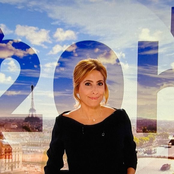 Léa Salamé devait entamer sa deuxième saison à la tête du 20 Heures de France 2. Il n’en a rien été.

Captures d'écran - Léa Salamé présente son premier journal de 20 heures sur France 2 
© Alain Guizard / Bestimage