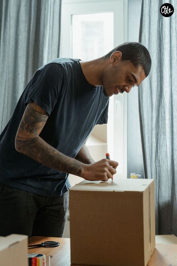 Derrière cette habitude peut aussi se cacher un besoin d’anticiper et de se sentir préparé face à l’imprévu.

Pexels