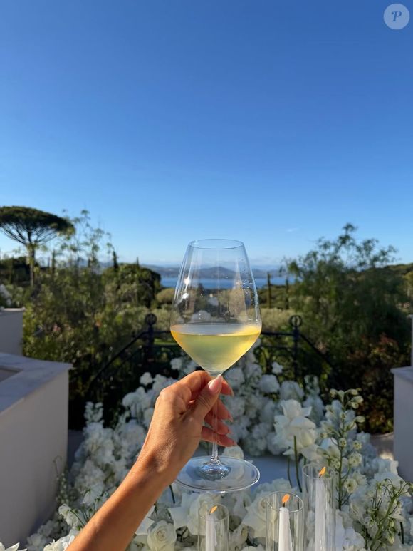 Les menus vont de 98 à 218 euros.
Instagram @evalongoria, lundi 18 mai.