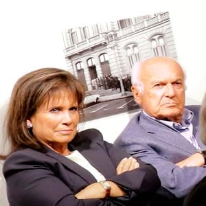 A noter que la maman de David et Elie avait officialisé leur belle histoire en 2017 au cours d'un entretien accordé à "Vanity Fair" en affirmant avoir "retrouvé depuis trois ans le bonheur auprès d'un homme". 

Exclusif - Anne Sinclair et son mari Pierre Nora - L'Espace des femmes et Christine Clerc invitent à rencontrer : Suzanne Julliard,  Mona Ozouf et Françoise Besse pour un récital "Femmes en poésie de Christine de Pisan à Marguerite  Yourcenar " à L'Espace des femmes rue Jacob à Paris. Le 21 septembre 2017
© Cédric Perrin / Bestimage