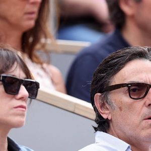 Yvan Attal et sa compagne Charlotte Gainsbourg en tribunes des Internationaux de France de tennis de Roland Garros 2023 à Paris le 11 juin 2023. © Jacovides-Moreau/Bestimage