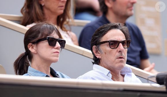 Yvan Attal et sa compagne Charlotte Gainsbourg en tribunes des Internationaux de France de tennis de Roland Garros 2023 à Paris le 11 juin 2023. © Jacovides-Moreau/Bestimage