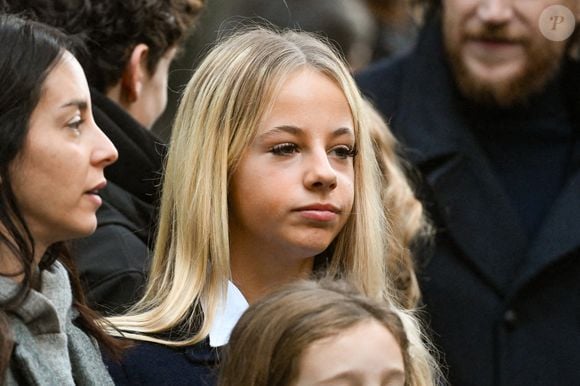 De la "haute coiffure".

Jessica Sebaoun et Giulia Sarkozy - Le clan Sarkozy à la sortie du domicile de Nicolas Sarkozy domicile parisien avant son incarcération à la prison de La Santé à Paris, France, le 21 octobre 2025.  Bestimage
