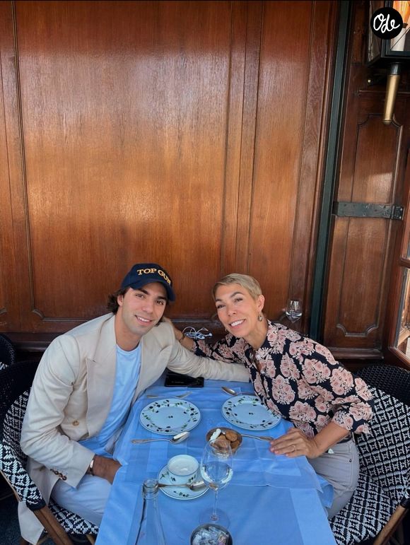 Il conclut son message avec un tendre "Dors bien, Mamounette", lui assurant qu’il l’aimera "pour toujours".

18/08/2026 - Carlo Agostinelli a publié des clichés de sa mère Mathilde Favier sur Instagram.