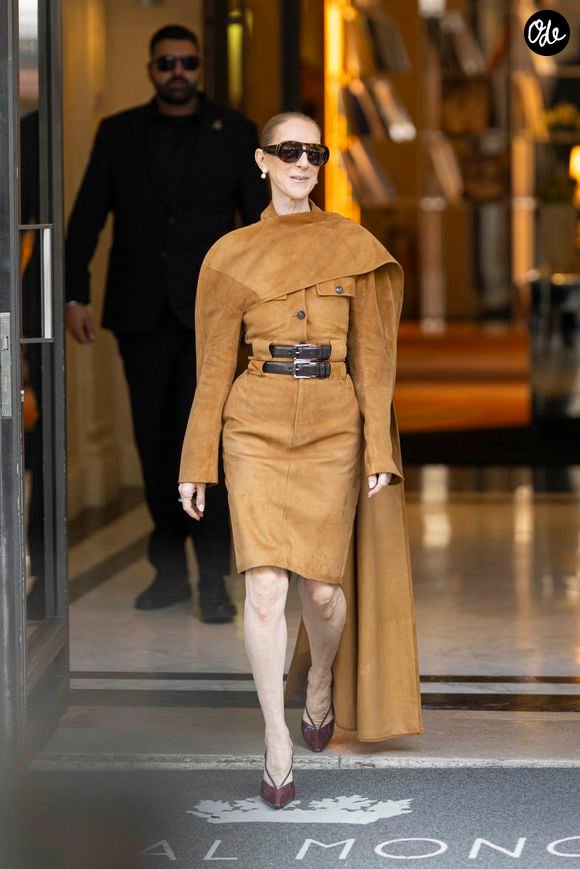 Céline Dion aperçue à la sortie de l’hôtel Royal Monceau, en direction de la Plenitude Arena, pour son avant-dernière date de sa série de concert dans la capitale française, à Paris, France, le 16 octobre 2026. © Pierre Perusseau /Bestimage # Céline Dion spotted leaving the Royal Monceau hotel, heading toward the Plenitude Arena for the penultimate show of her concert series in the capital, in Paris, France, on October 16, 2026. | 00774431