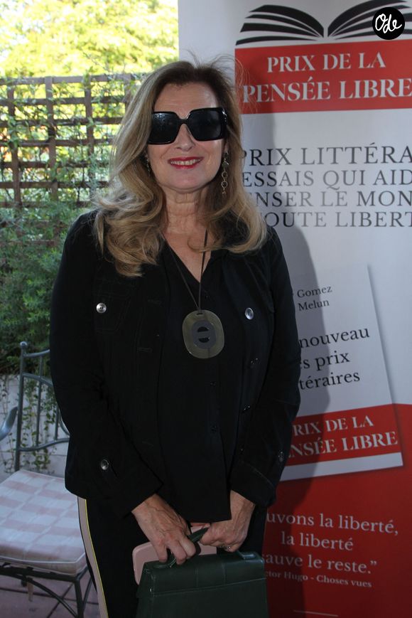 "En Anjou, faites le détour, ça vaut vraiment la peine", ajoute-t-elle, en révélant que le bâtiment lui évoque également des "souvenirs d’enfance en prime".

Valérie Trierweiler - Première édition du prix de la pensée libre au restaurant Laurent à Paris le 21 mai 2026. Constituée de deux catégories, " essai économique " et " essai politique ", la distinction vise à récompenser des ouvrages parus entre septembre 2025 et février 2026, et qui interrogent et racontent l'histoire de notre époque.  © Philippe Baldini/Bestimage