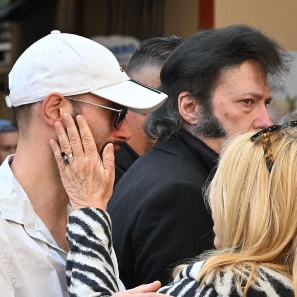 Parmi les visages marqués par le deuil, Eryl Prayer, le confident de toujours et soutien indéfectible, est apparu bouleversé

Angela Lorente, Eryl Prayer - Sorties des obsèques de Loana Petrucciani dans la cathédrale Sainte-Réparate à Nice le 10 avril 2026. L'ancienne star de téléréalité a été retrouvée morte dans son appartement niçois par les autorités, le 25 mars dernier. © Bruno Bebert/Bestimage