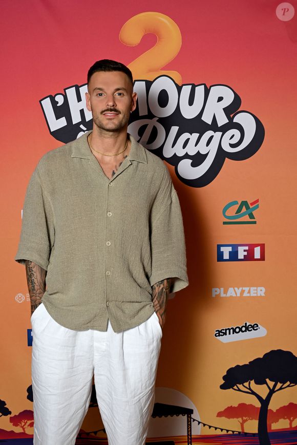 Le chanteur révèle également avoir dû anticiper une allergie aux chevaux avant l’une des activités prévues durant le séjour.

Exclusif - M. Pokora au photocall lors de l'enregistrement de l'émission "L'humour à la plage" pour la 2eme édition du festival de Juan les Pins à la pinède Gould le 27 juin 2025. © Bruno Bebert / Bestimage